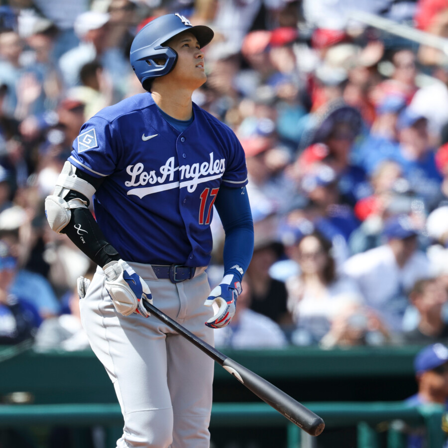 大谷が待望の今季1号を放った後に空を見上げて祈りを捧げるポーズをとった(写真・AP/アフロ)