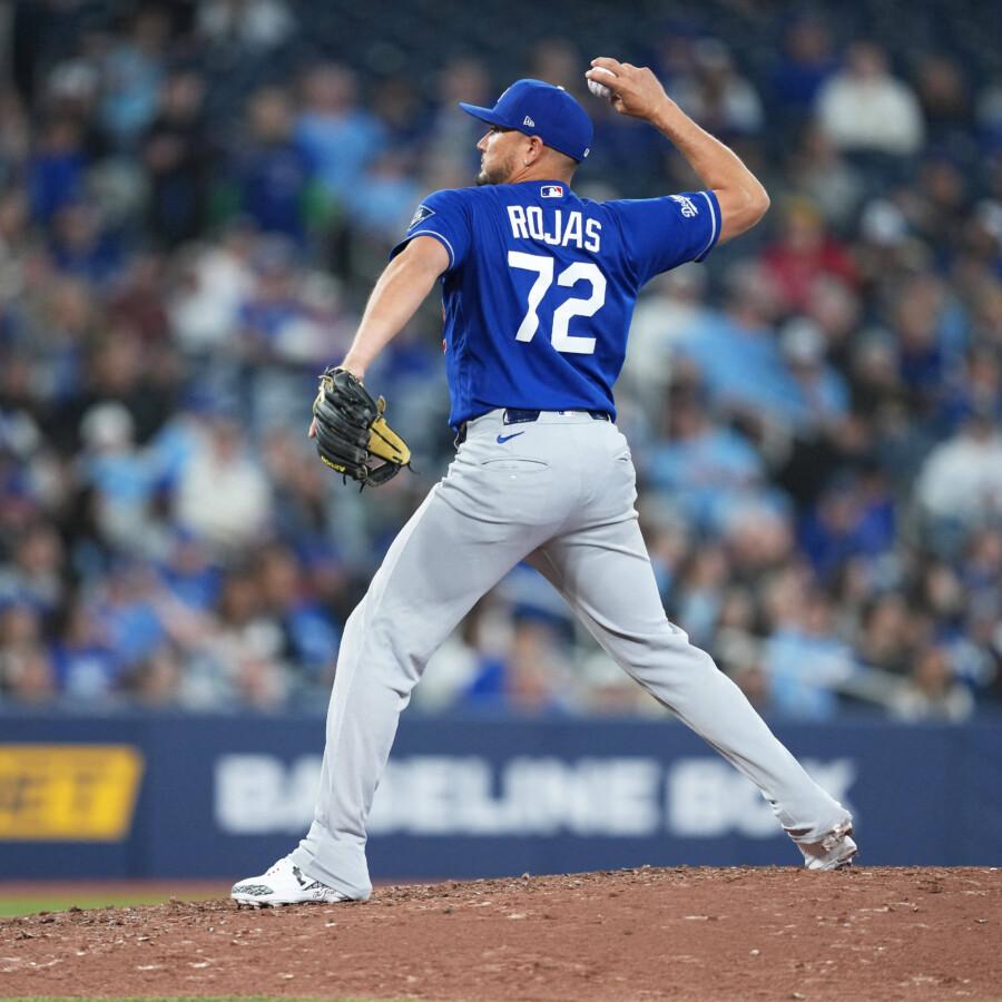 ドジャースが大差リードのブルージェイズ戦で野手のロハスを投手起用したことが「挑発だ」と物議を醸す(写真:Imagn/ロイター/アフロ)