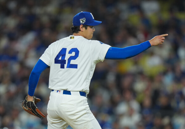背番号42を着用する「ジャッキー・ロビンソン・デー」で5年ぶりに投手専念した大谷翔平は6回を2安打10奪三振1失点で2勝目（写真・ＡＰ/アフロ）