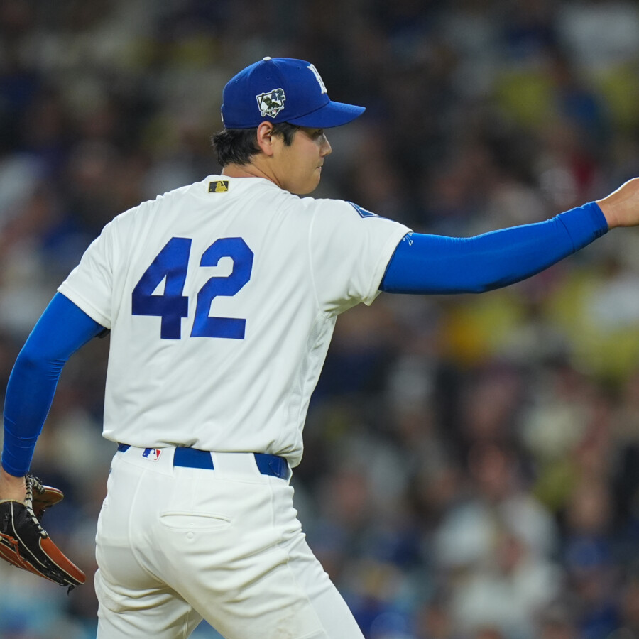 背番号42を着用する「ジャッキー・ロビンソン・デー」で5年ぶりに投手専念した大谷翔平は6回を2安打10奪三振1失点で2勝目（写真・ＡＰ/アフロ）