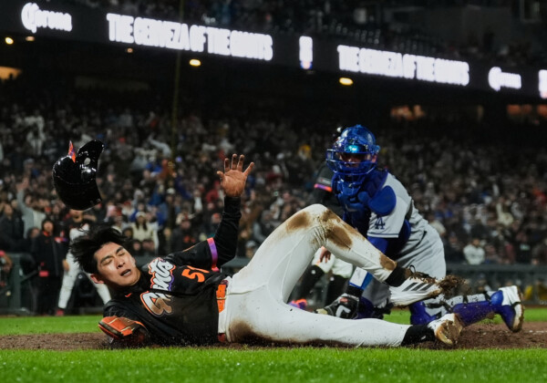 ジャイアンツのイ・ジョンフが本塁で憤死したが、アウトにしたドジャースのダルトン・ラッシングがこの後、暴言を吐いたとの疑惑が広まり大騒動に（写真・ＡＰ/アフロ）