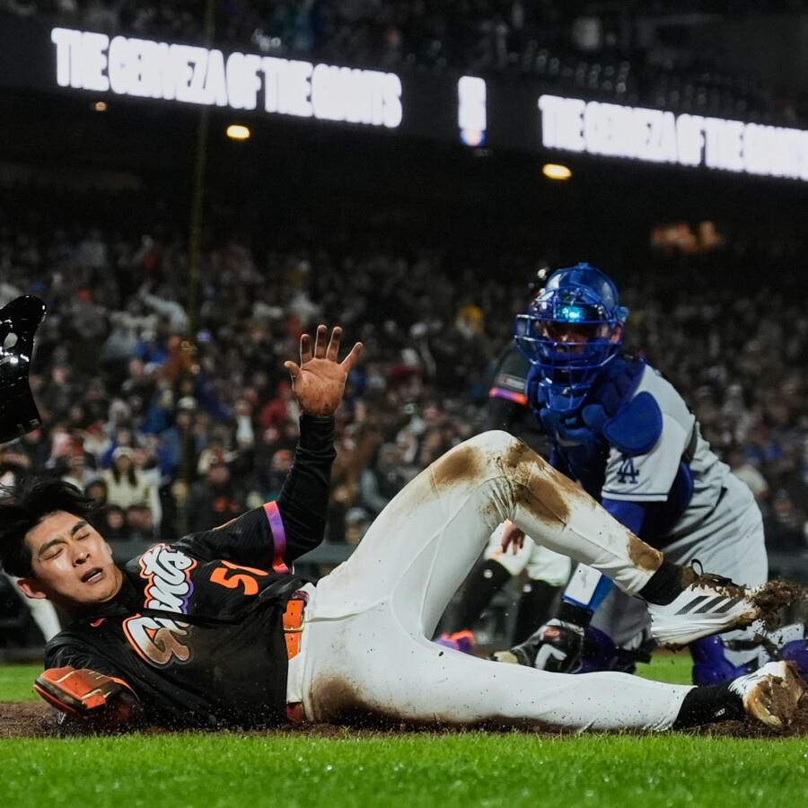 ジャイアンツのイ・ジョンフが本塁で憤死したが、アウトにしたドジャースのダルトン・ラッシングがこの後、暴言を吐いたとの疑惑が広まり大騒動に（写真・ＡＰ/アフロ）