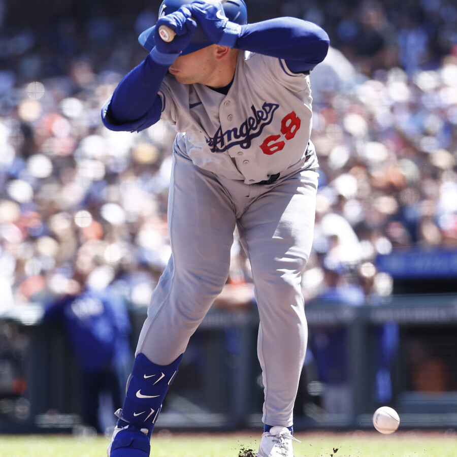 暴言疑惑のドジャースのラッシングがジャイアンツのエースのウェブに報復死球をぶつけられた（写真：Imagn/ロイター/アフロ）