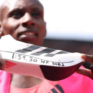 ケニアの31歳のサウェがロンドンマラソンで1時間59分30秒の世界記録を樹立した（写真・ＡＰ/アフロ）