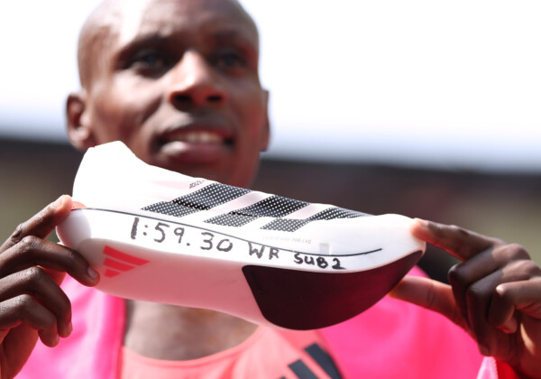 ケニアの31歳のサウェがロンドンマラソンで1時間59分30秒の世界記録を樹立した（写真・ＡＰ/アフロ）