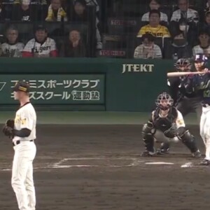 ヤクルトの開幕10試合目にしての初バントは伊藤だった（DAZNベースボールより）