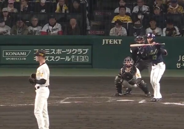 ヤクルトの開幕10試合目にしての初バントは伊藤だった（DAZNベースボールより）