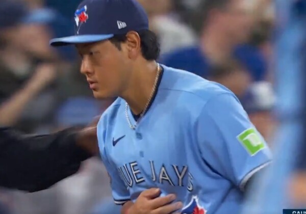 岡本は強烈な三塁ゴロをお腹に当ててアウトにした（ブルージェイズ公式Ｘより）