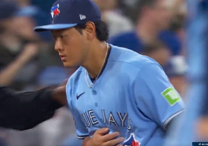 岡本は強烈な三塁ゴロをお腹に当ててアウトにした（ブルージェイズ公式Ｘより）