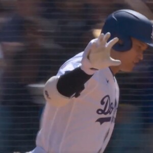 60打席ぶり6号の大谷が一塁を回った際にライトの鈴木にお茶目に合図を送る（ドジャース公式より）