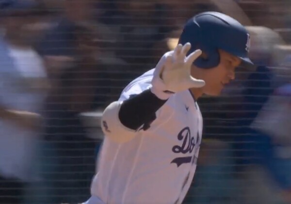 60打席ぶり6号の大谷が一塁を回った際にライトの鈴木にお茶目に合図を送る（ドジャース公式より）