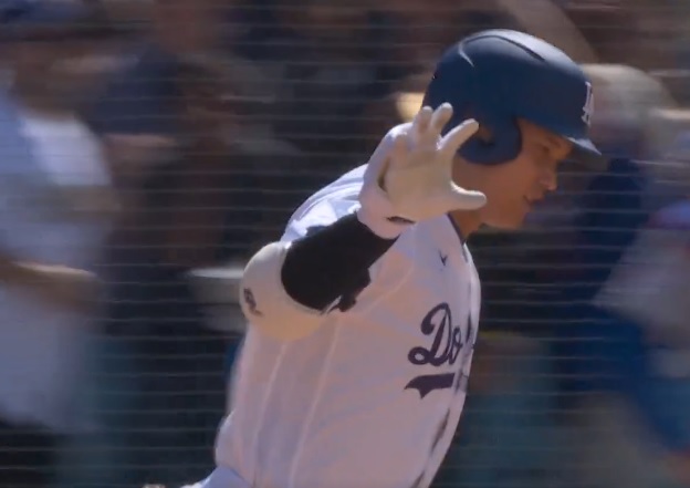 60打席ぶり6号の大谷が一塁を回った際にライトの鈴木にお茶目に合図を送る（ドジャース公式より）