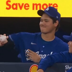 野手ロハスの登板を見て大谷と山本が変化球談議？！（ＭＬＢ公式サイトより）