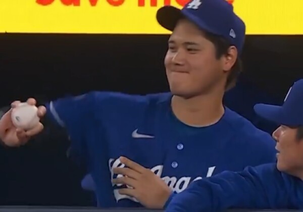 野手ロハスの登板を見て大谷と山本が変化球談議？！（ＭＬＢ公式サイトより）