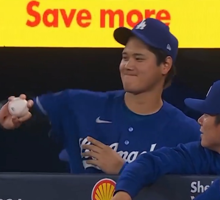 野手ロハスの登板を見て大谷と山本が変化球談議？！（ＭＬＢ公式サイトより）