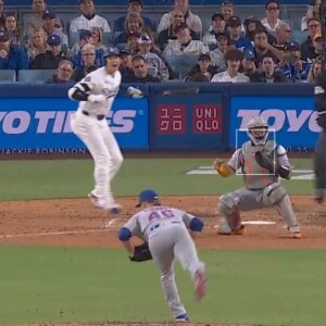 大谷があわてて打席を外して逃げる！（ＭＬＢ公式Ｘより）