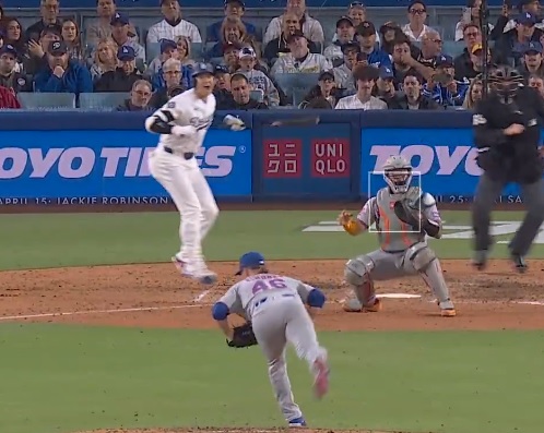 大谷があわてて打席を外して逃げる！（ＭＬＢ公式Ｘより）