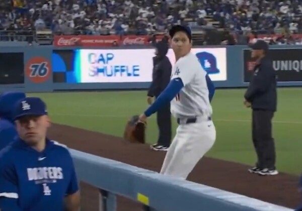 大谷が5回のマウンドを降りた後に自分からの打席が始まることを忘れる（ＭＬＢ公式Ｘより）