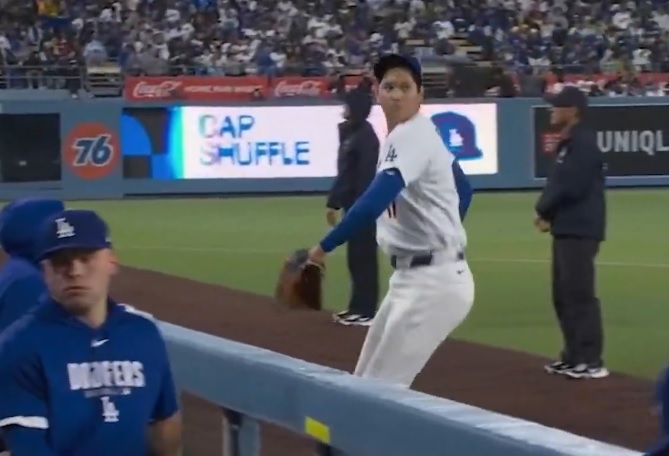 大谷が5回のマウンドを降りた後に自分からの打席が始まることを忘れる（ＭＬＢ公式Ｘより）