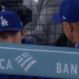 佐々木朗希が試合中にロバーツ監督から異例の指導を受けた（Adrian MedinaのＸより）