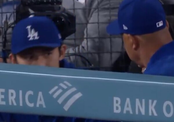 佐々木朗希が試合中にロバーツ監督から異例の指導を受けた（Adrian MedinaのＸより）