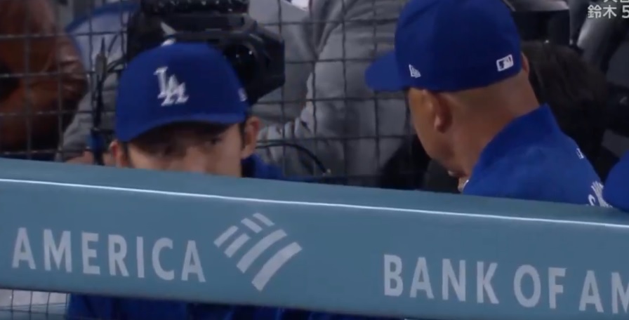 佐々木朗希が試合中にロバーツ監督から異例の指導を受けた（Adrian MedinaのＸより）