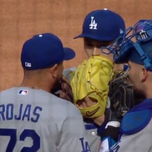 ロハスがピンチの佐々木のハッパをかけた（スポーツネットＬＡの映像より）