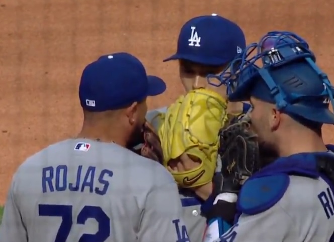 ロハスがピンチの佐々木のハッパをかけた（スポーツネットＬＡの映像より）