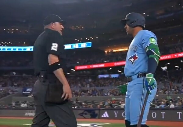 スプリンガーが球審にクレーム？（Daniele FranceschiのＸより）