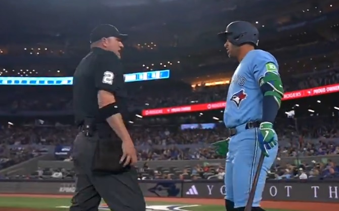 スプリンガーが球審にクレーム？（Daniele FranceschiのＸより）