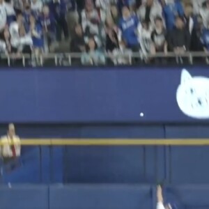 モンテロがバンテリンドームに新設されたホームランウィングに飛び込む2ラン（DAZN Japan BASEBALL公式Ｘより）