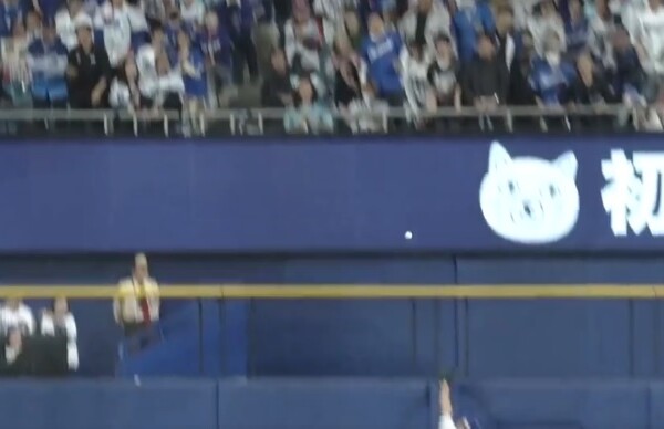 モンテロがバンテリンドームに新設されたホームランウィングに飛び込む2ラン（DAZN Japan BASEBALL公式Ｘより）