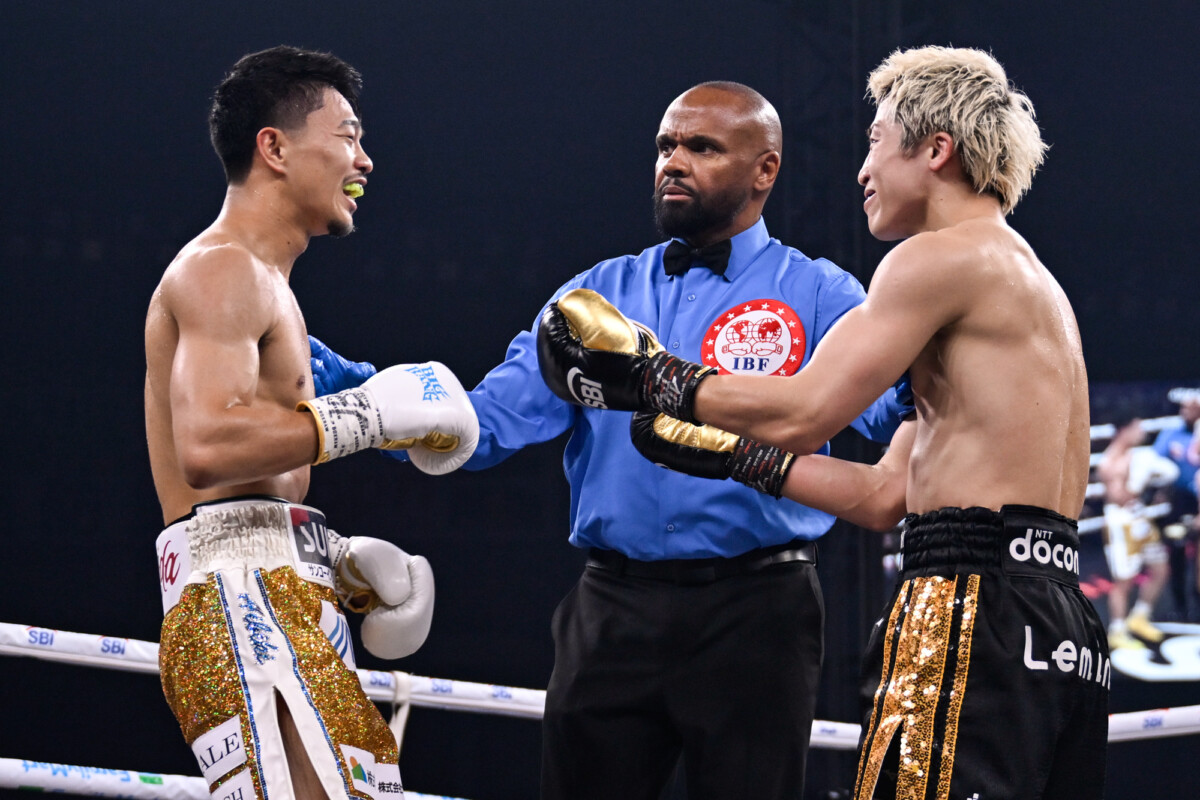 互いにディフェンススキルを認め合い笑顔（写真・山口裕朗）