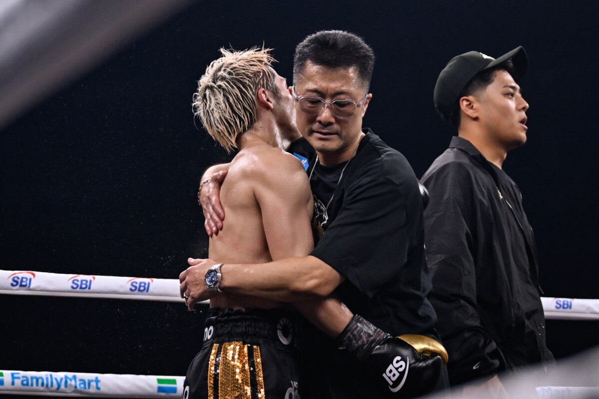 父の真吾トレーナーが尚弥の勝利を称える（写真・山口裕朗）