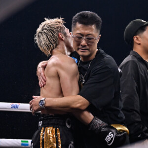 父の真吾トレーナーが尚弥の勝利を称える（写真・山口裕朗）