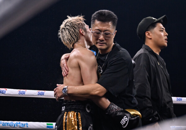 父の真吾トレーナーが尚弥の勝利を称える（写真・山口裕朗）