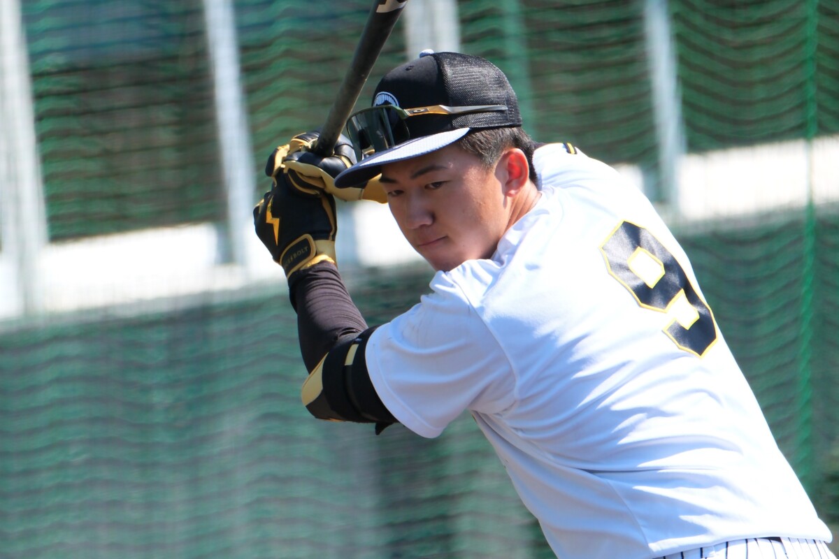 阪神の黄金ルーキー、立石がプロ初打席で初球をヒットにした（写真・黒田史夫）