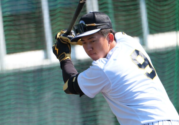 阪神の黄金ルーキー、立石がプロ初打席で初球をヒットにした（写真・黒田史夫）