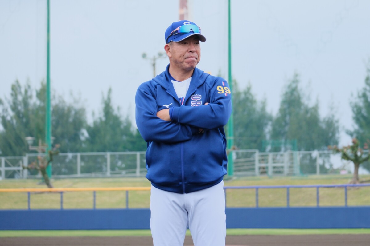 9回にタッチアップを自重させた三塁コーチの判断に井上監督は明らかに不満な表情を浮かべた(資料写真・黒田史夫）