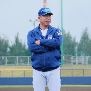 9回にタッチアップを自重させた三塁コーチの判断に井上監督は明らかに不満な表情を浮かべた(資料写真・黒田史夫）