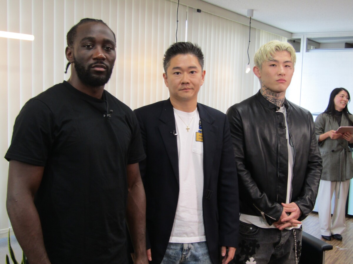 異色対談と行ったクロフォード氏と平本蓮。真ん中がクロフォード氏を来日させたabc株式会社の松田代表