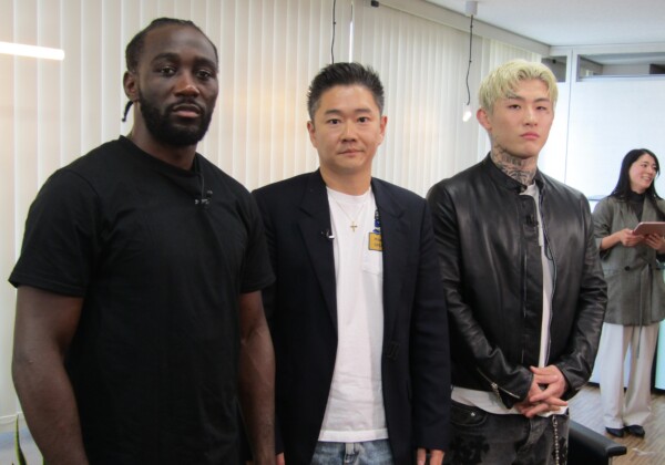 異色対談と行ったクロフォード氏と平本蓮。真ん中がクロフォード氏を来日させたabc株式会社の松田代表