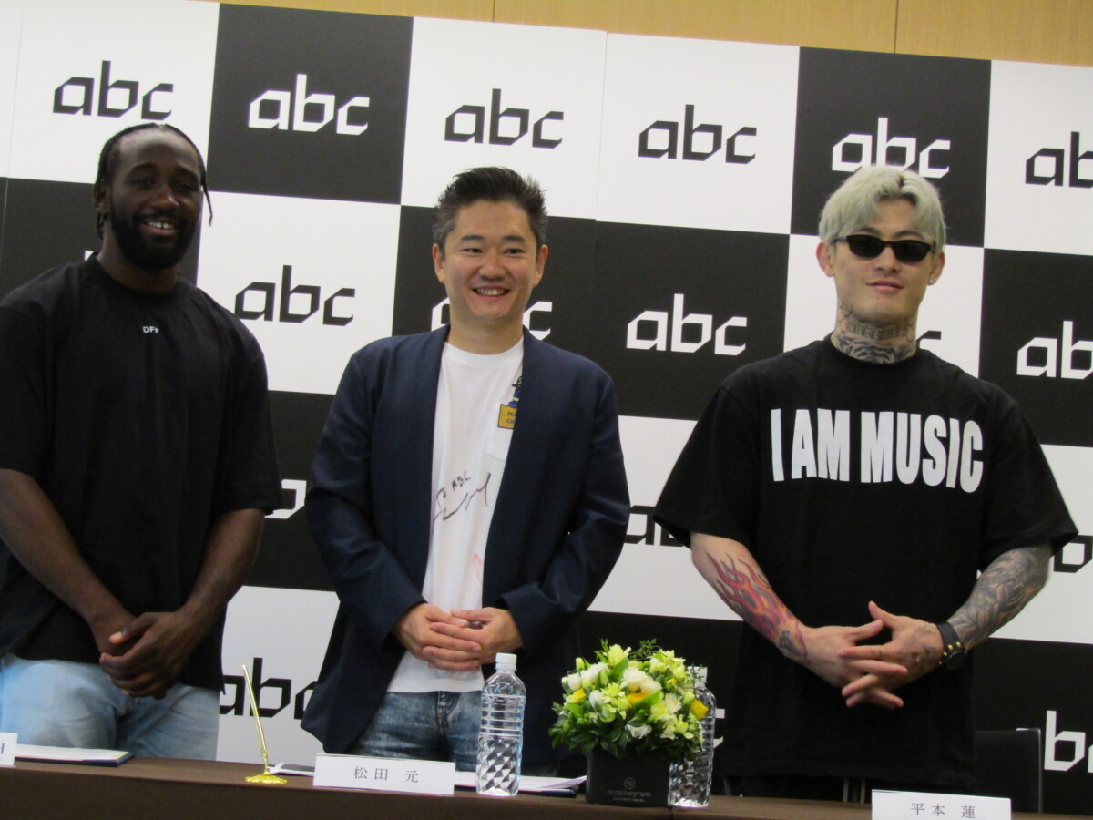 左からテレンス・クロフォード氏、abc株式会社の松田元代表、平本蓮