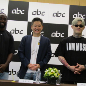 左からテレンス・クロフォード氏、abc株式会社の松田元代表、平本蓮