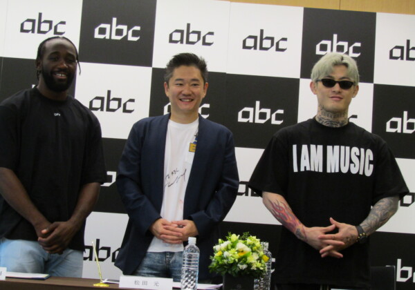 左からテレンス・クロフォード氏、abc株式会社の松田元代表、平本蓮