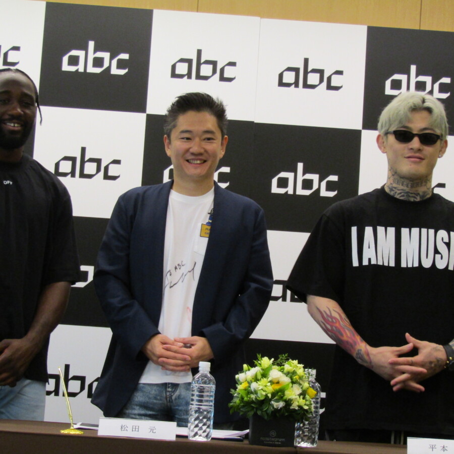 左からテレンス・クロフォード氏、abc株式会社の松田元代表、平本蓮