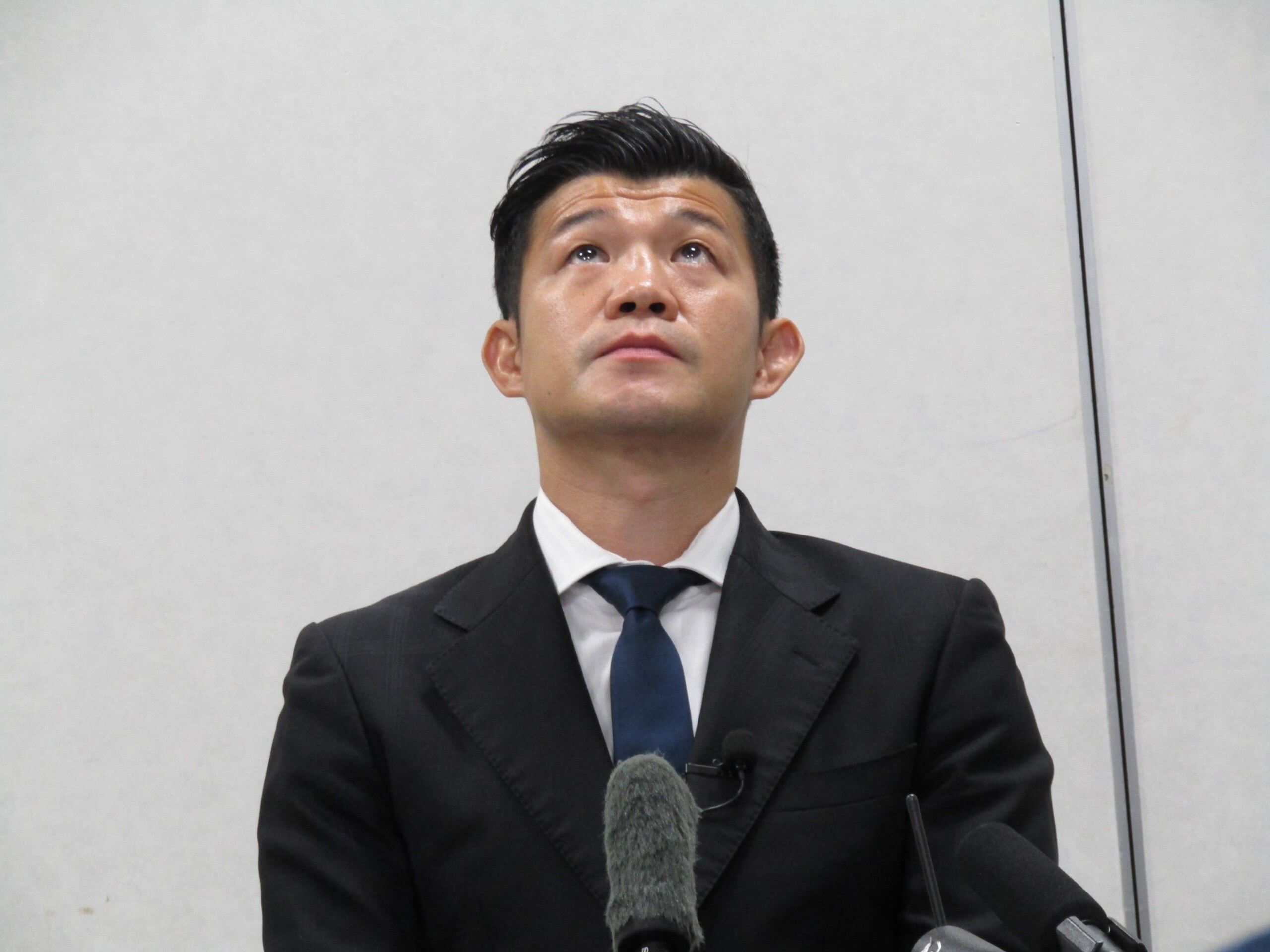 涙会見”亀田興毅氏が「まったく眠れていない。毎日家族で神社に参った
