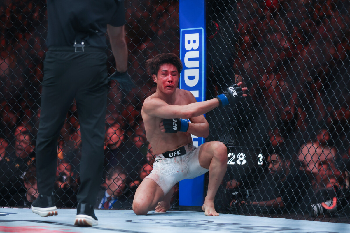 ＵＦＣ王座に初挑戦した平良はレフェリーのストップに抗議し、マウスピースを投げ飛ばした（写真：ZUMA Press/アフロ）