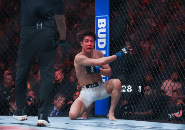 ＵＦＣ王座に初挑戦した平良はレフェリーのストップに抗議し、マウスピースを投げ飛ばした（写真：ZUMA Press/アフロ）