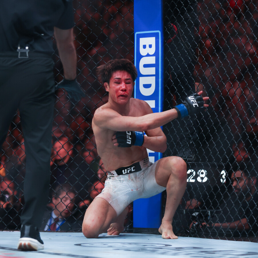 ＵＦＣ王座に初挑戦した平良はレフェリーのストップに抗議し、マウスピースを投げ飛ばした（写真：ZUMA Press/アフロ）